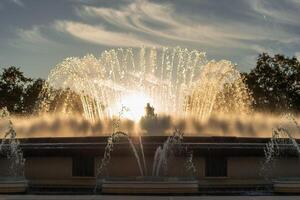 magia fuente a puesta de sol en Barcelona foto