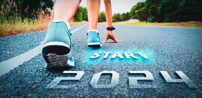 2024 simboliza el comienzo dentro el nuevo año. comienzo de personas corriendo en calle, con puesta de sol objetivo.luz de éxito. azul y orang tono foto
