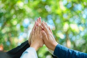 camaradería unirse para csr y esg cooperación global comunidad trabajo en equipo, ambiental el ahorro de energía cooperación para el sostenible desarrollo objetivos, fuerte mano grupo negocio cooperación éxito. foto