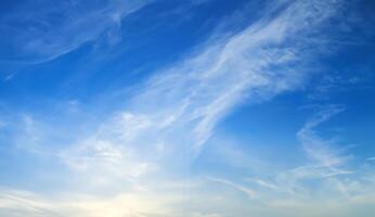 cielo azul con fondo de paisaje de nube blanca foto