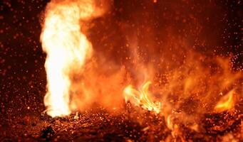 hermosa diwali brillante petardo, fuego de galleta explosión en negro antecedentes foto