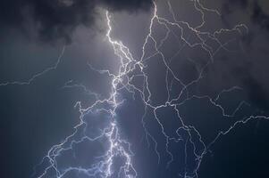 relámpagos y trueno negrita Huelga a verano tormenta foto