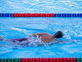 joven hombre nadador en el competencia. concepto de deporte. espacio para texto foto