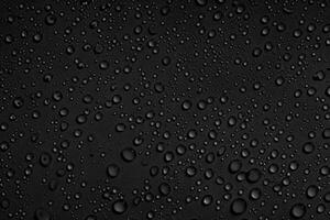 gotas de agua sobre fondo negro foto