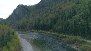 Antenne Aussicht von Herbst Landschaft mit Fluss video