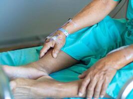 mano de mayor hombre paciente es dando sangre durante tratar anemia en paciente foto