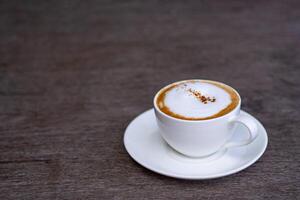 taza de café capuchino en de madera mesa. espacio para texto foto