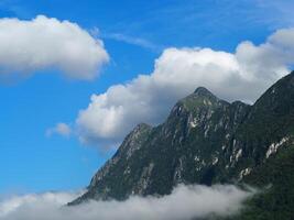 paisaje de montañas cubiertas de nubes blancas. doi laung chiang dao, un famoso destino turístico en chiang mai, tailandia foto