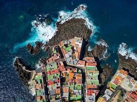 aéreo ver de punta brava en tenerife, canario isla, España. vistoso casas y negro lava rocas en un pequeño pescador aldea. isla en el atlántico océano. foto