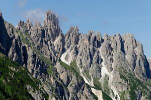 ver de cadini di misurina montañas durante un soleado día con algunos nubes dolomitas, Italia. dramático y cinematográfico paisaje. foto