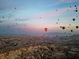 caliente aire globo vuelo en goreme en Turquía durante amanecer. paseo en un caliente aire globo, el más popular actividad en capadocia. romántico y famoso viaje destino. foto