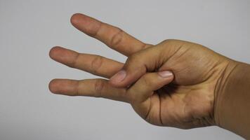Derecha mano Tres dedo gesto. aislado en blanco antecedentes foto