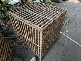 un pequeño jaula con un de madera parte superior y barras foto