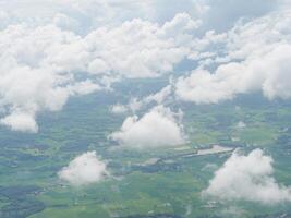 vista aérea del paisaje nublado visto a través de la ventana del avión foto