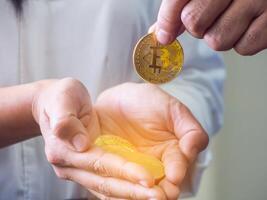 de cerca de un hombre colocación un bitcoin moneda en plam mujer foto