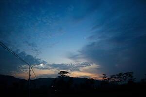 amanecer en el pueblo con calle lámpara foto