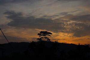 amanecer en el pueblo con calle lámpara foto