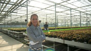 portrait de femelle agronome ingénieur souriant dans une serre avec moderne agriculture technologie. video