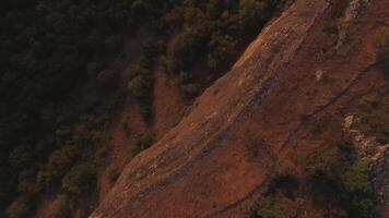 Visualizza a partire dal il montagna, su un' scogliera, montagna Crimea. sparo. aereo Visualizza su montagna paesaggio e blu cielo nel della Crimea video