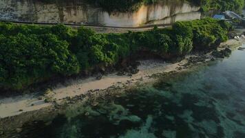oceano litoral com estrada dentro pedras dentro bali. aéreo Visão do de praia perto Pandawa video