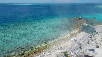 toxique déverser sur local île dans Maldives. aérien vue de la pollution problème par ordures video