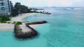 aéreo ver de el maafushi en kaafu atolón. paraíso isla con claro Oceano y paraíso playas, Maldivas video