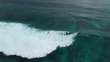 aérien vue de océan avec surfant vagues sur maldive île video