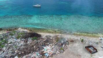 tóxico tugurio en isla en Maldivas. aéreo ver de contaminación problema por basura video