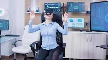 hembra haciendo mano gestos en un neurología clínica utilizando virtual realidad gafas de protección. cerebro examen. video