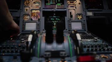 empuje palancas de un gemelo motorizado avión de línea. empuje palancas en el centrar pedestal instrumento panel. interruptores y diales visible en el antecedentes. video