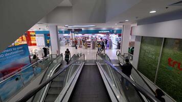 Bangkok - junio 7. personas tienda a central ladprao en bangkok escalera mecánica en centro comercial primero persona vista. escalera mecánica para Desplazarse abajo a el piso de un compras centro comercial. video