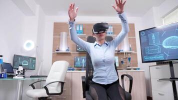 weiblich Wissenschaftler im Gehirn Forschung mit futuristisch Technologie. weiblich Wissenschaftler mit virtuell Wirklichkeit Brille. video