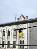 ligero bulbo en contra el antecedentes de el ciudad. ligero bulbo en el calle foto