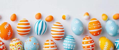 ai generado un vibrante colección de vistoso naranja y azul pintado a rayas Pascua de Resurrección huevos, ai generado. foto