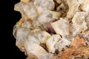 macro mineral cuarzo Roca con fluorita en granito en un negro antecedentes foto