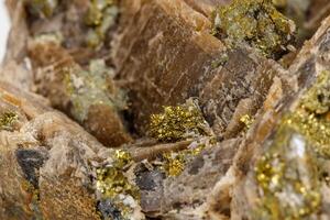 piedra mineral macro barit pyrit sobre un fondo blanco foto