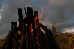 hermosa fuego llamas en un hoguera foto