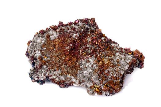 macro mineral Roca calcopirita en un blanco antecedentes foto