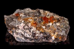 macro mineral Roca grosularia, granate, epidota en un negro antecedentes foto