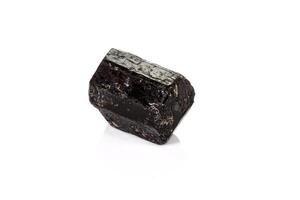 macro mineral Roca turmalina negra, negro turmalina en blanco antecedentes foto