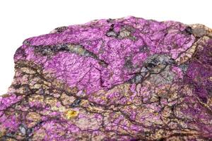 macro mineral Roca purpureo, púrpura purpurita en el raza un blanco antecedentes foto