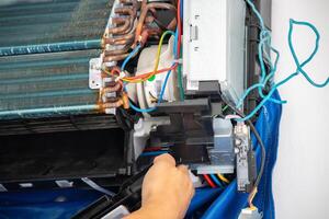 técnico reparar aire acondicionador mantenimiento Servicio foto