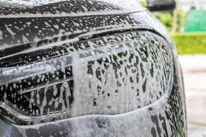 coche limpieza y Lavado con espuma jabón foto