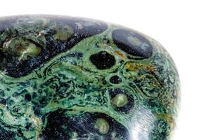 piedra mineral macro jasper kambaba sobre un fondo blanco foto