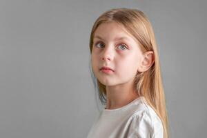 retrato de linda pequeño niña con largo ligero pelo foto