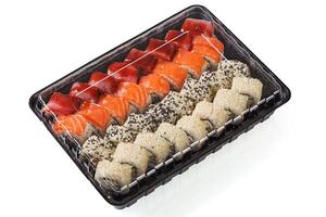 Sushi conjunto en un entrega caja en un blanco antecedentes foto