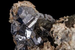 macro Roca mineral galena en un negro antecedentes foto
