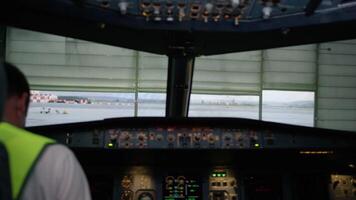 ein Pilot Überprüfung Instrumente im ein Flugzeug Cockpit. Rückseite Aussicht von Pilot Betriebs Kontrollen von korporativ Jet. das Pilot prüft alle das Systeme. Rückseite Aussicht von Pilot und Kopilot Betriebs Kontrollen von video