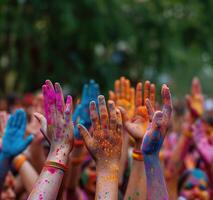 ai generado vistoso arco iris indio personas celebrar holi festival foto