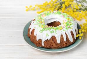 Pascua de Resurrección bundt pastel con Pascua de Resurrección huevos foto